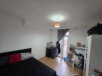 Room for rent in Wembley Main Photo