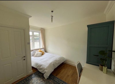 Double room in a professional house share w/ WC  Main Photo