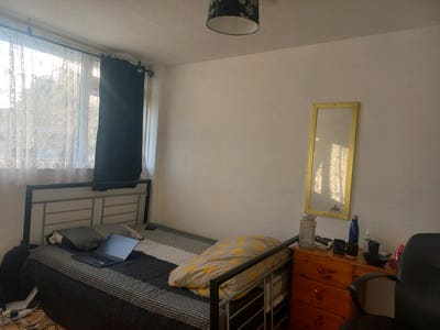 1 Double bed room available for single person  Main Photo