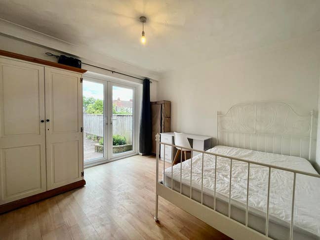 Double room available— looking for a new housemate Main Photo
