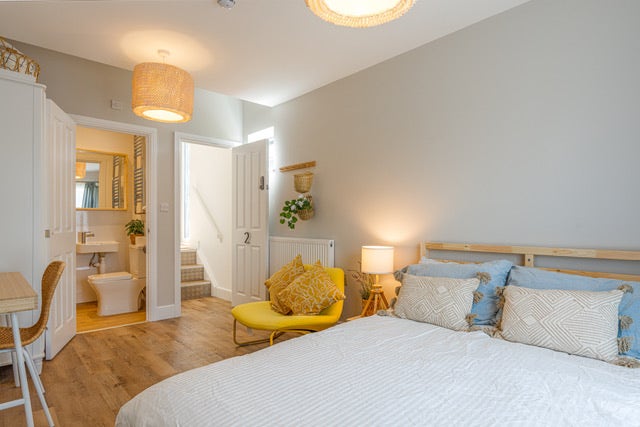 3 x Double bed en-suite bedrooms BS4 Main Photo