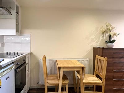 A Spacious Studio in Willesden Green-Some Bills In Main Photo