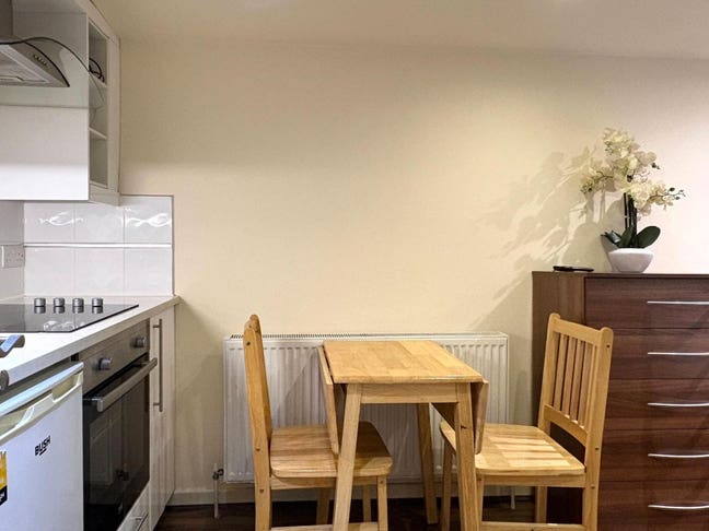 A Spacious Studio in Willesden Green-Some Bills In Main Photo