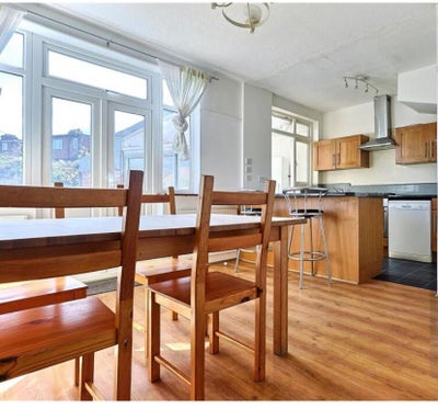 Spacious double room in refurbished house Main Photo