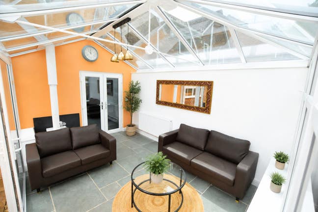2 Rooms Available In Beautiful Riverside Home Main Photo