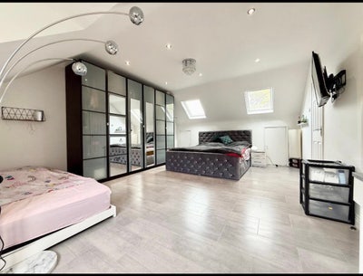 Large loft room + en-suite in family houseLU2 7HN Main Photo