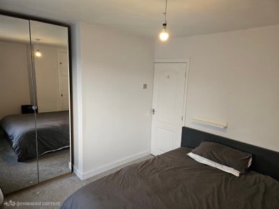 Lovely double room in modern house with 1 other oc Main Photo
