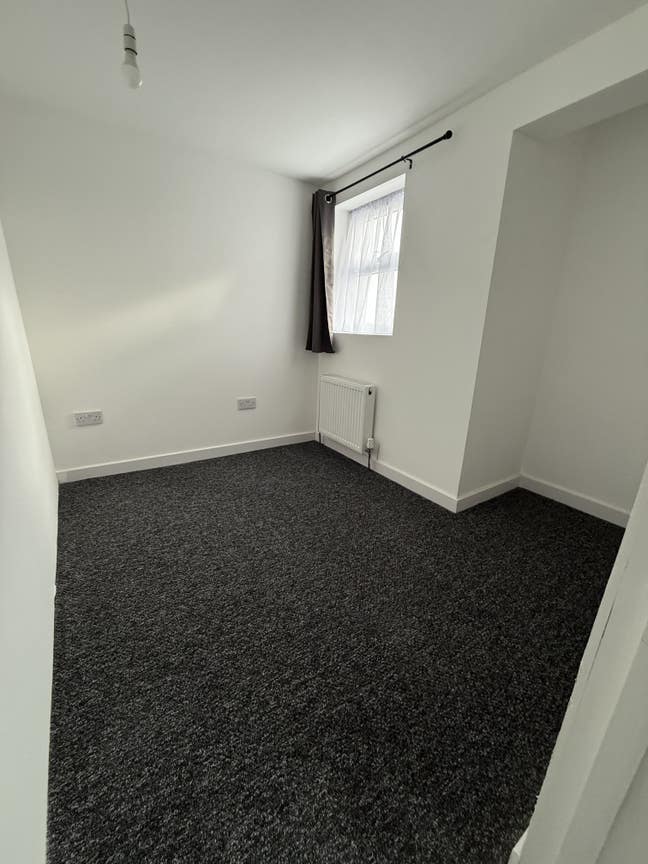 Single room to let SevenKings 3Min walk to station Main Photo