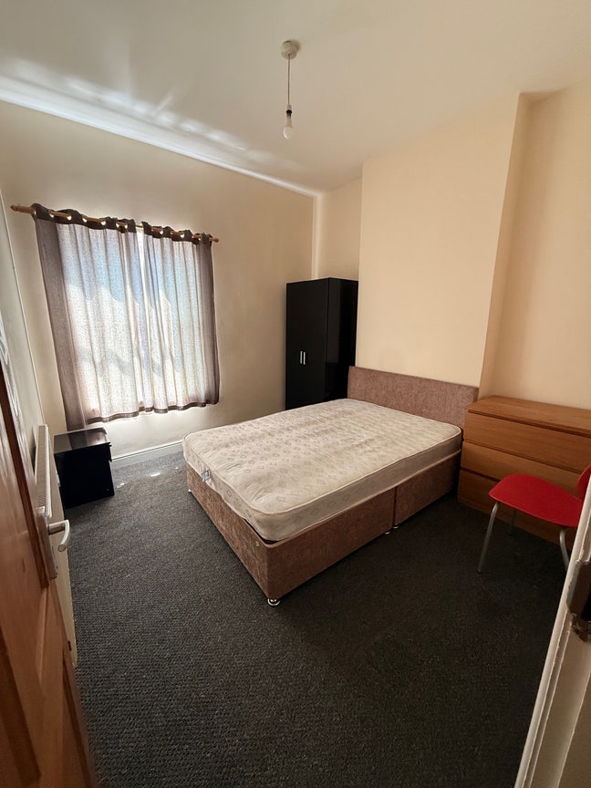 Single Room Available -Female Only Main Photo