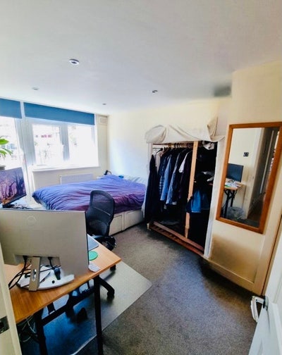 Bright Spacious Ensuite room - w balcony & storage Main Photo