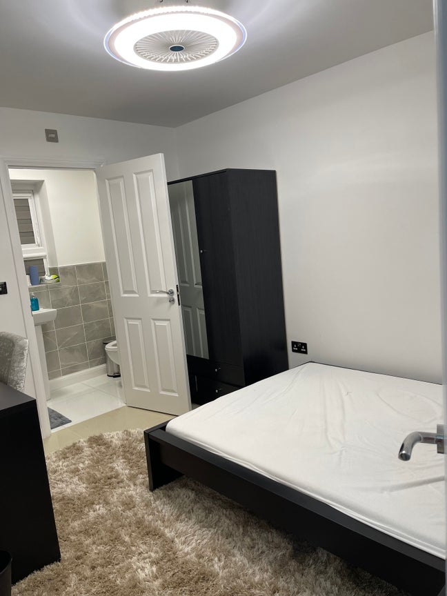 Double bedroom off queen Elizabeth Road Main Photo