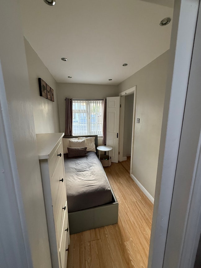 Small single room with en-suite bathroom Main Photo