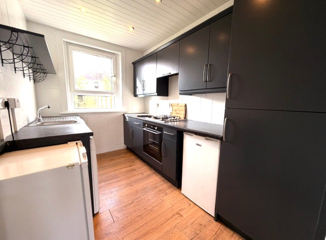 A nicely furnished room in Springburn Main Photo