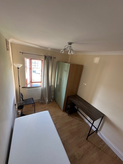 Spacious single room Main Photo