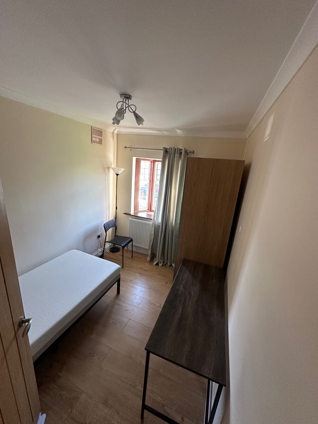 Spacious single room Main Photo