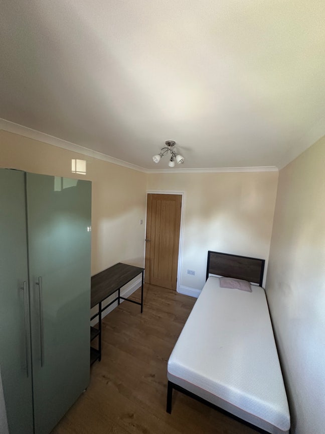     Spacious single room Main Photo