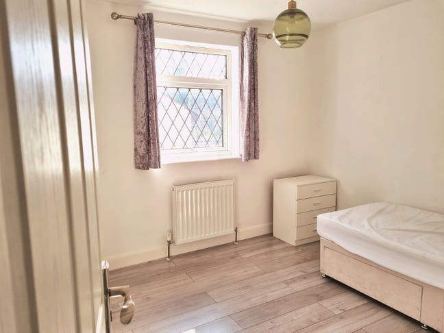 Central Epsom: Modern Double Room Main Photo