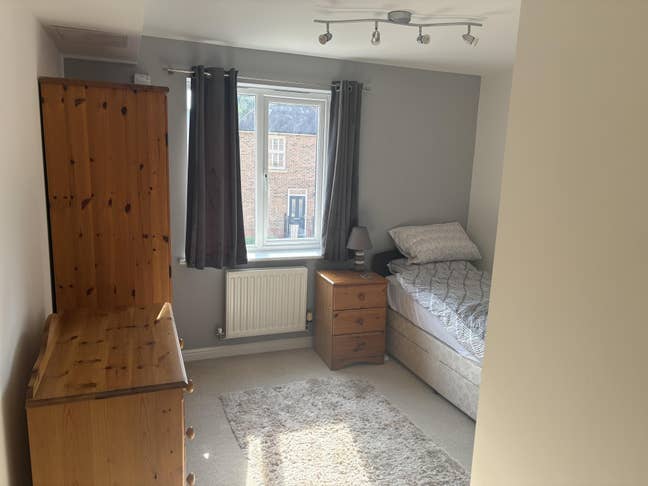 Single room in quiet apartment Main Photo