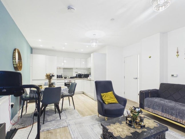 Modern 2 Bed/2 Bath with Private Balcony NW10 Main Photo