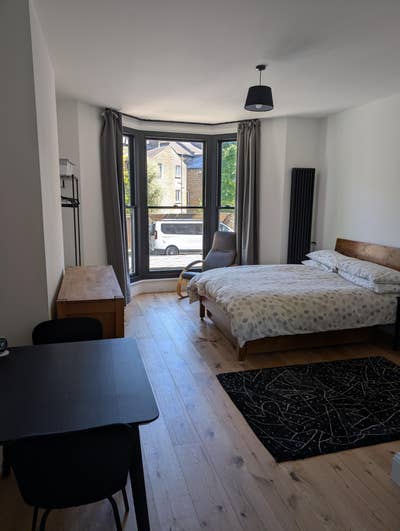 Newly renovated studio flat *all bills included* Main Photo