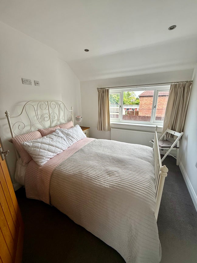 Double or single bedroom available LE4 Main Photo