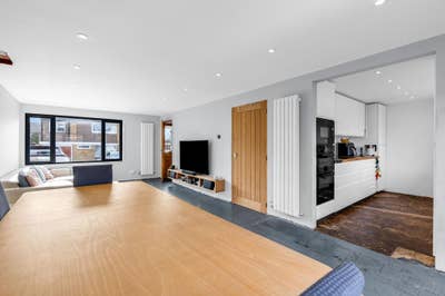 Lovely Double room for a Professional Female Main Photo