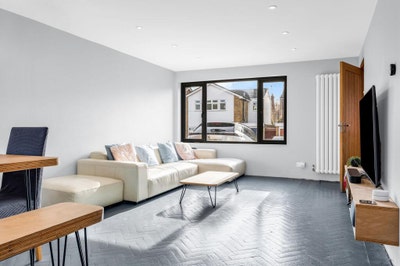 Lovely Double room for a Professional Female Main Photo
