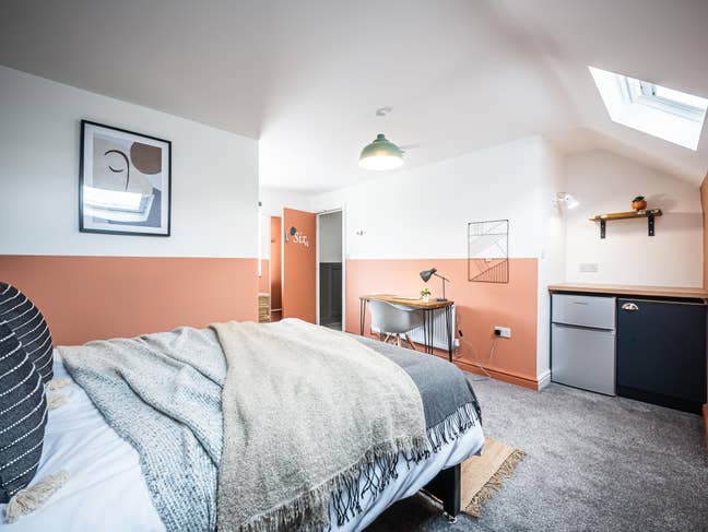** NEW Modern Luxury En Suite -All Bills Included! Main Photo