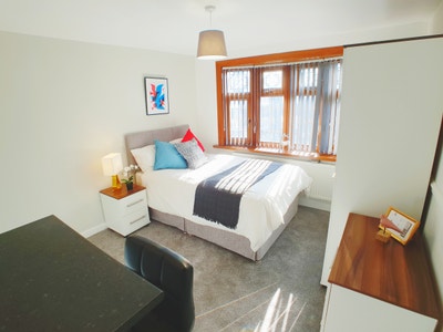 ** Modern En Suite Near Hospital -No Bills To Pay! Main Photo
