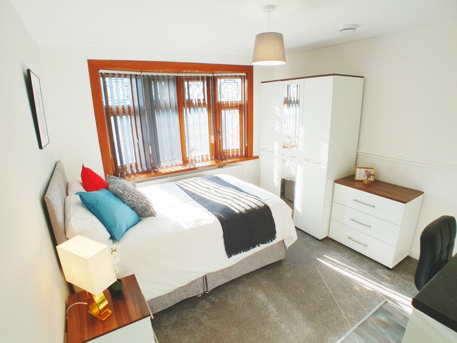** Modern En Suite Near Hospital -No Bills To Pay! Main Photo