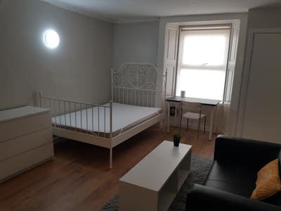 Ensuite Studio in Beautiful Building- near Uni Main Photo