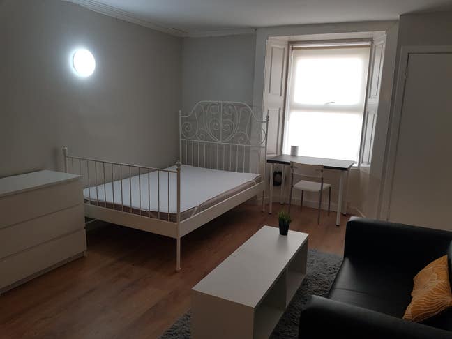 Ensuite Studio in Beautiful Building- near Uni Main Photo