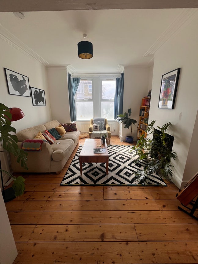 Bright medium double room in lovely n17 home 🌻 Main Photo
