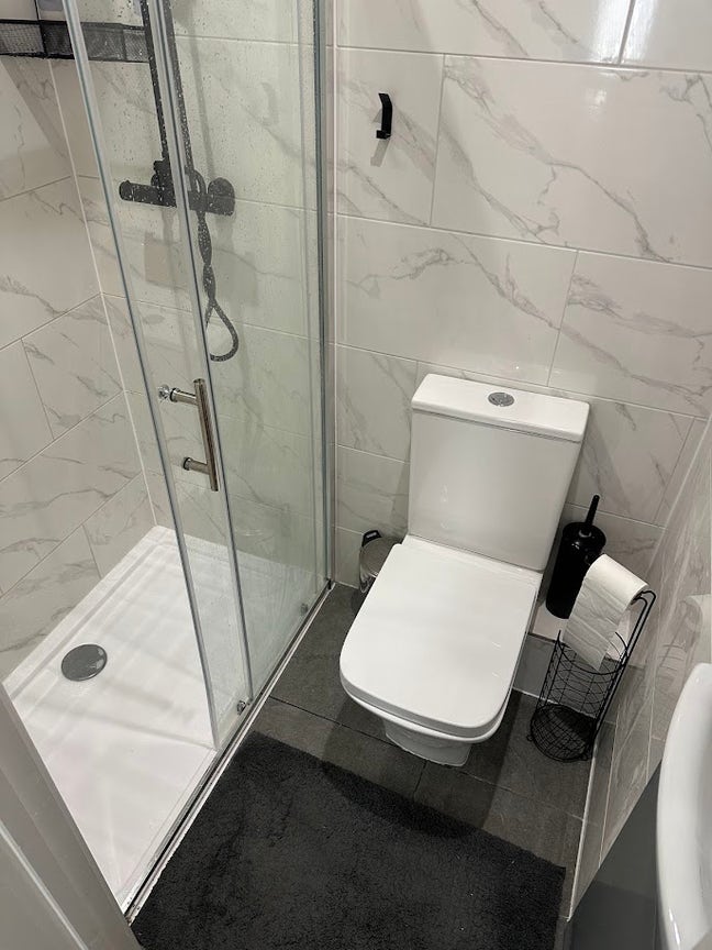 Single Room W/ Bath Main Photo
