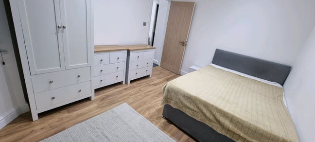 Spacious furnished 1x double rooms for couple   Main Photo