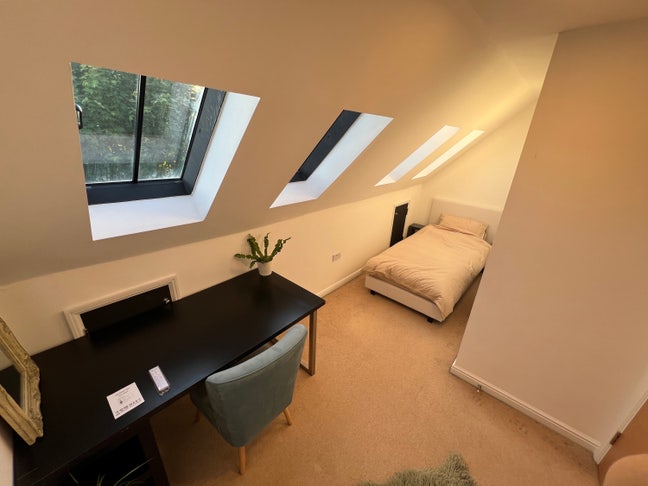 Top-Floor, Modern Furnished Single Room Main Photo