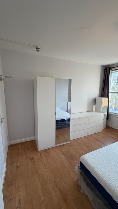 Great Location E-1 Double Room with Double Bed  Main Photo