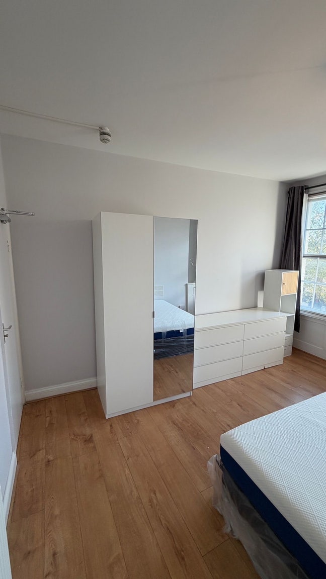 Great Location E-1 Double Room with Double Bed  Main Photo