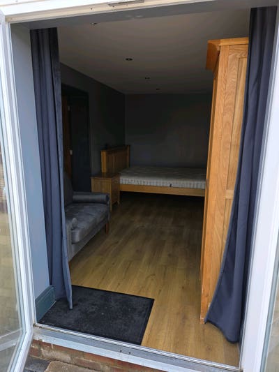 Self contained double room. Main Photo