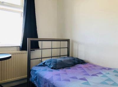 Sunny Single Room in Chessington - Available Now Main Photo