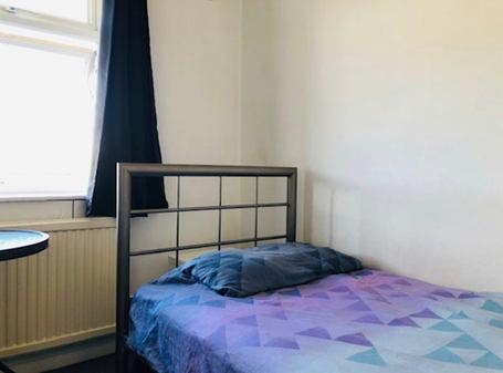 Sunny Single Room in Chessington - Available Now Main Photo
