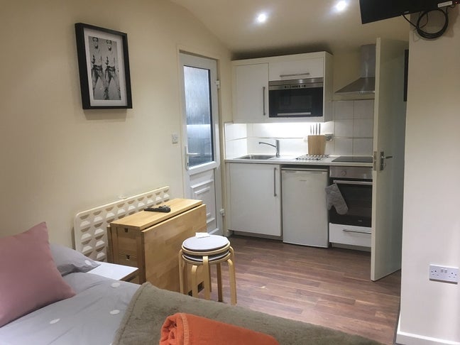 Pet Friendly Studio with private Garden Space Main Photo