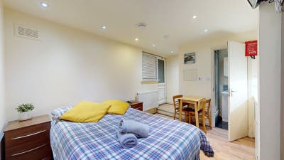 Quite Studio Flat in Queens Park  Main Photo