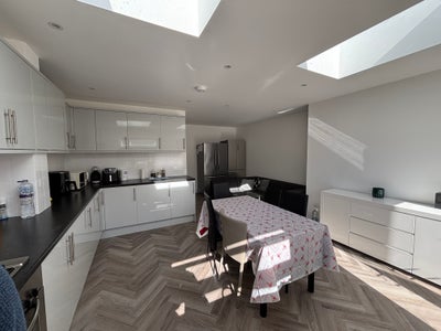 A specious double and single rooms to let Main Photo