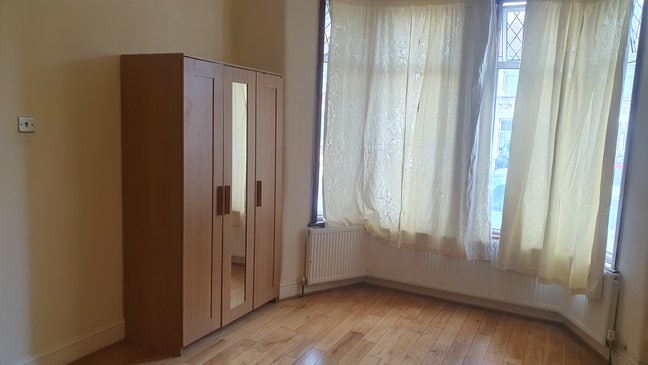  Beautiful  Master room  -  Ilford IG1  1YW Main Photo