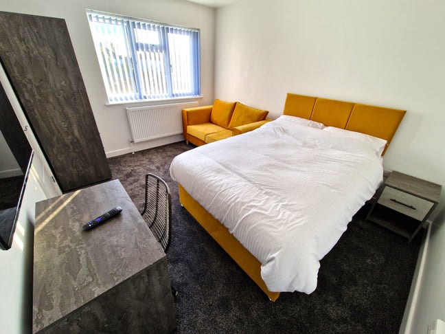 Double room with tv, sofa & en-suite bathroom Main Photo