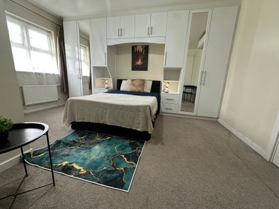✨🛏️ Master Ensuite Room to Let in Burnt Oak Main Photo