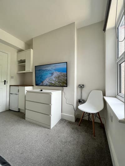 Modern En-Suite + Kitchenette | Bills Incl &pound;850 Main Photo