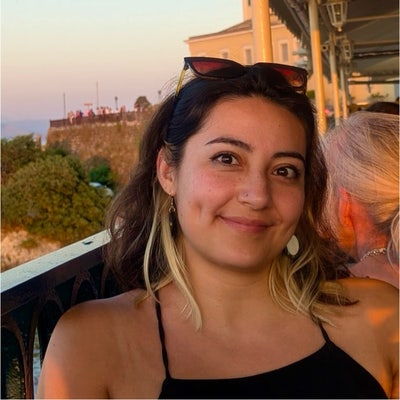 I am a professional female aged 27. I am look... Main Photo