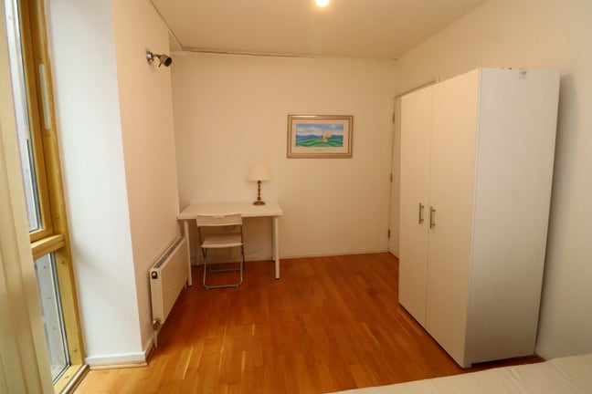 Modern Rooms with Balcony - North Greenwich Main Photo